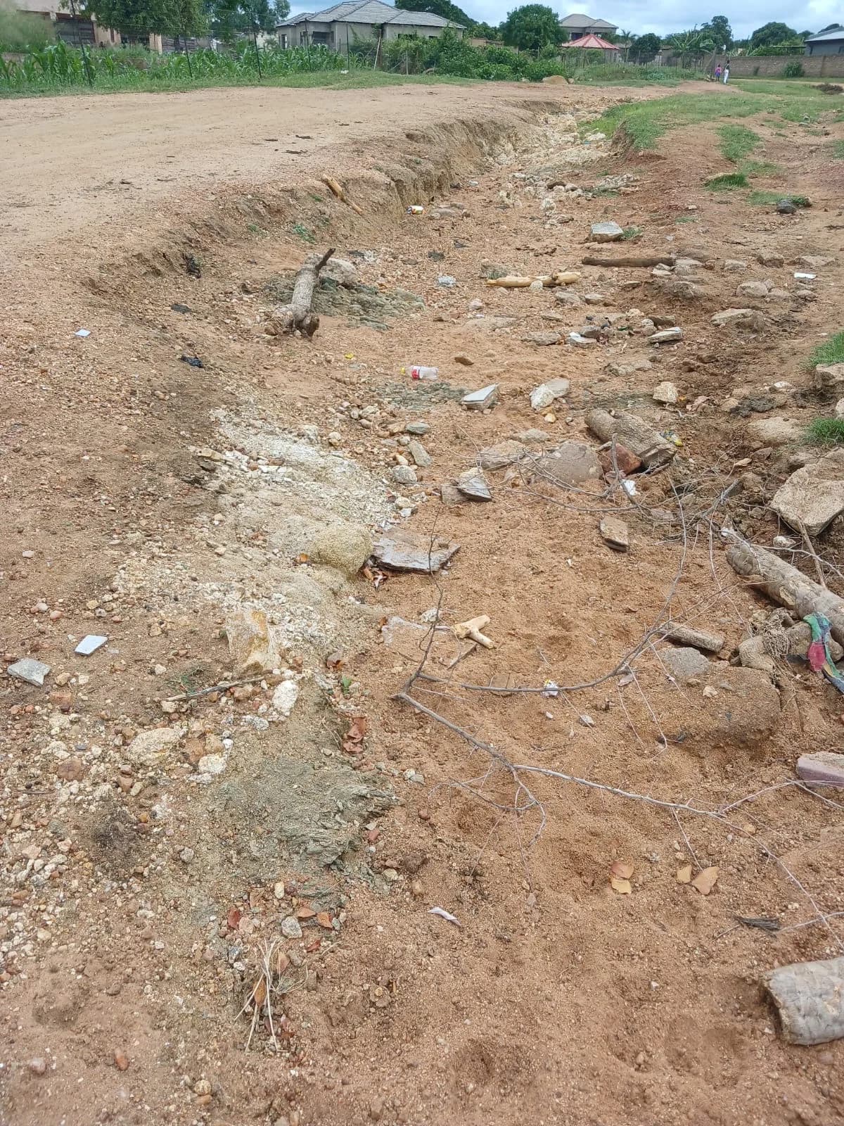 Maweni graveyard road in crisis